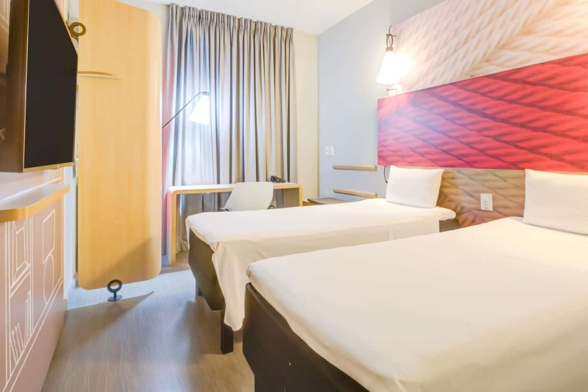 Chambre Standard avec lits jumeaux, 2 lits une place | Minibar, coffres-forts dans les chambres, bureau, Wi-Fi gratuit