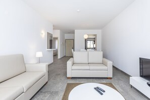 Apartamento, 2 quartos | Área de estar | TV de tela plana