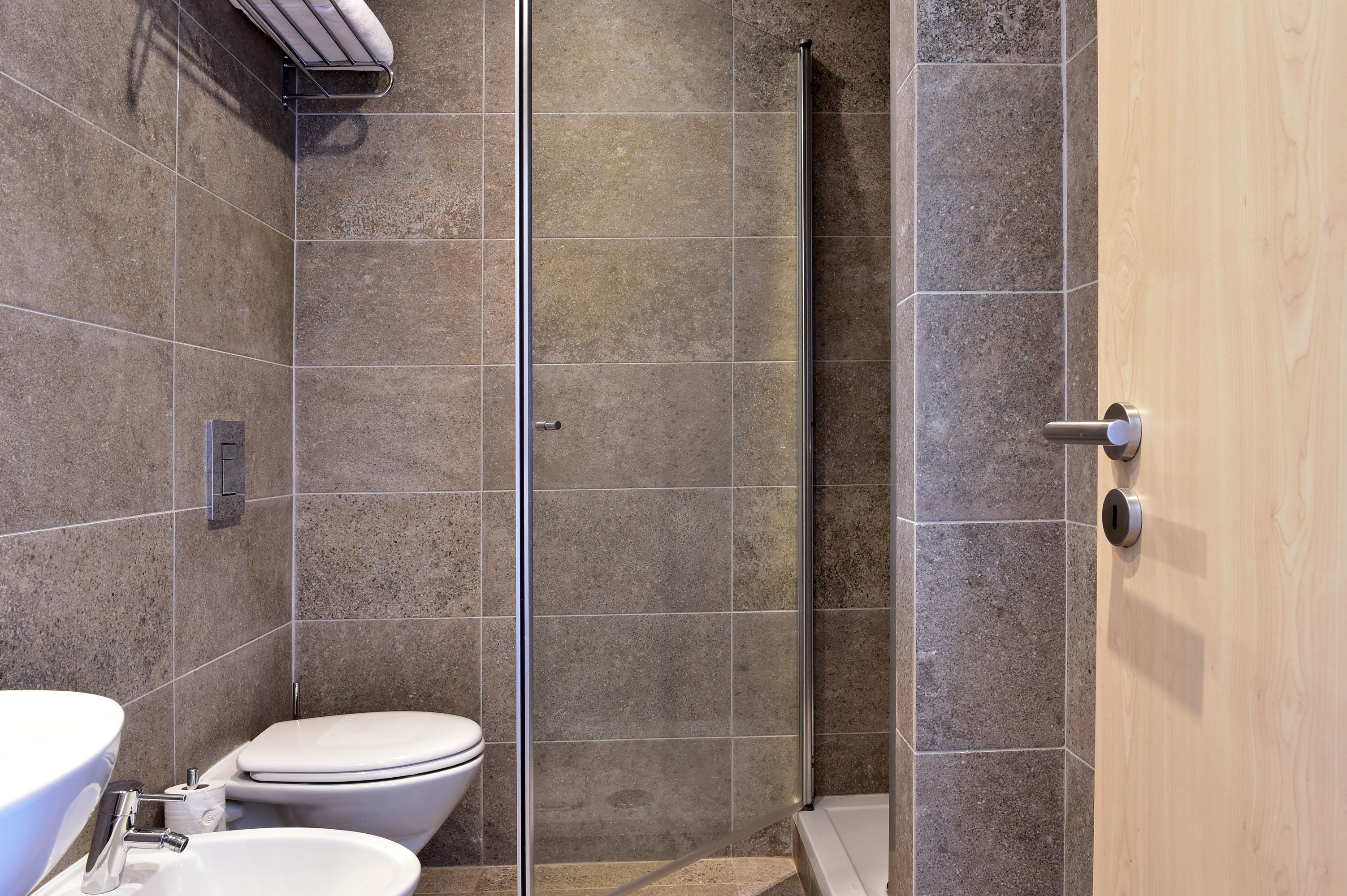 apartment, 2 bedrooms | bathroom | combined shower/bathtub, rainfall showerhead, free toiletries