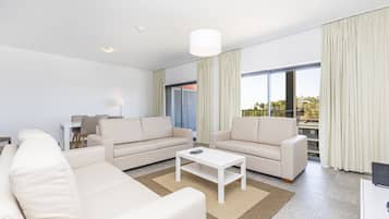 Appartement, 3 slaapkamers | Woonkamer | Een flatscreentelevisie