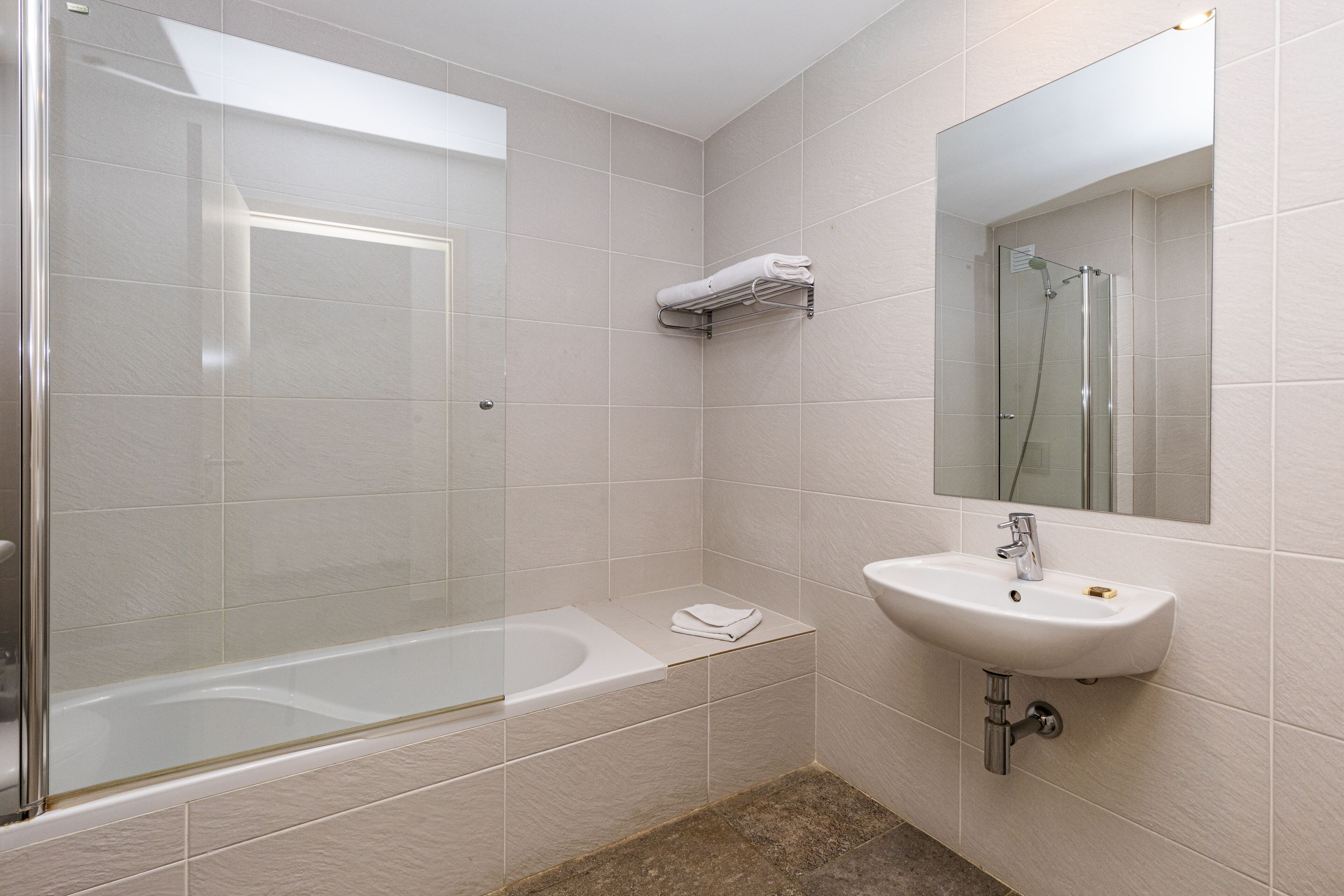 combined shower/bathtub, rainfall showerhead, free toiletries