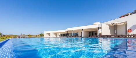 Piscine couverte, piscine extérieure, chaises longues