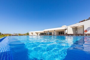 室内游泳池，室外游泳池，08:00 至 20:00 开放，日光浴躺椅