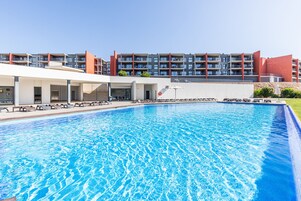 Una piscina techada, una piscina al aire libre