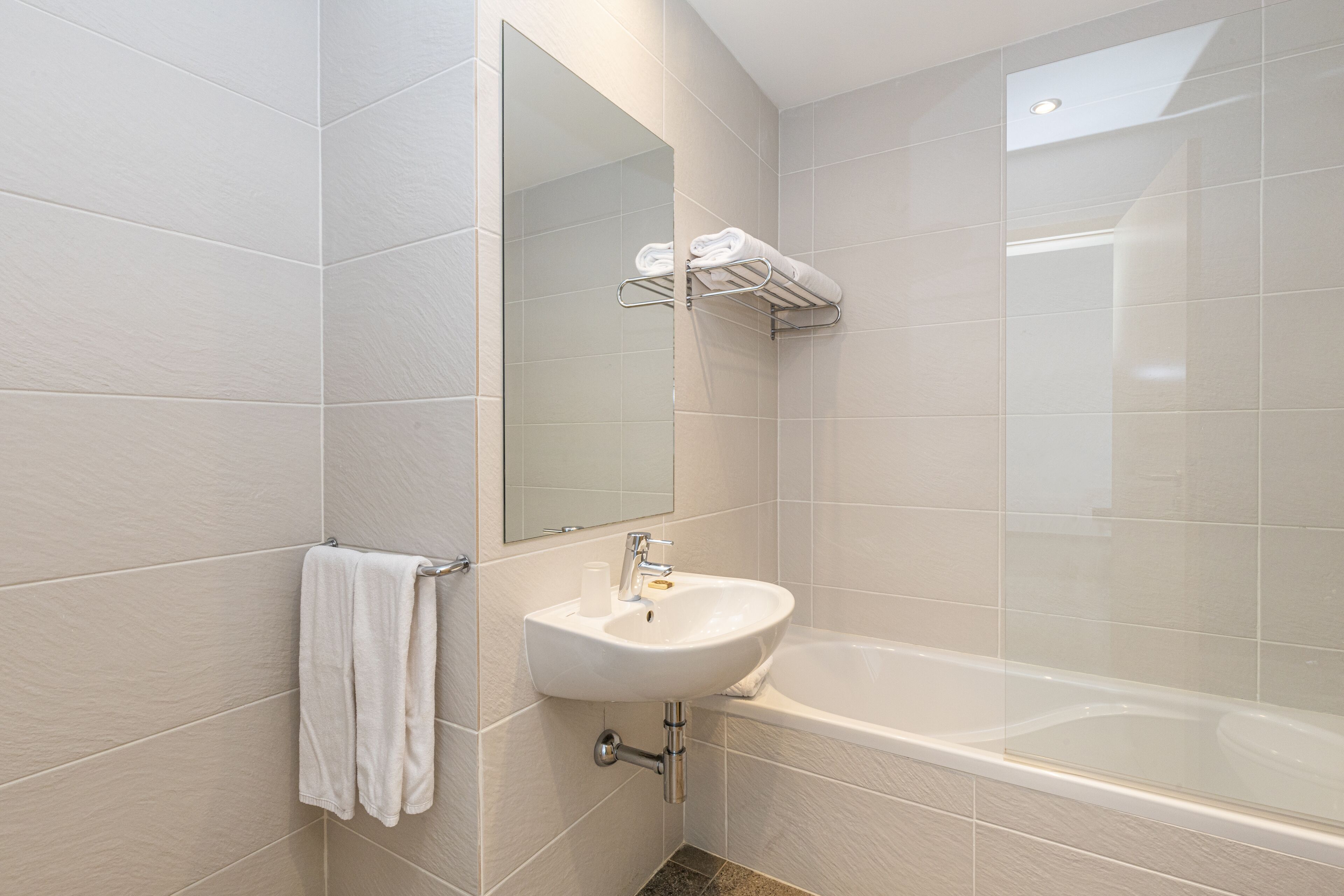 combined shower/bathtub, rainfall showerhead, free toiletries