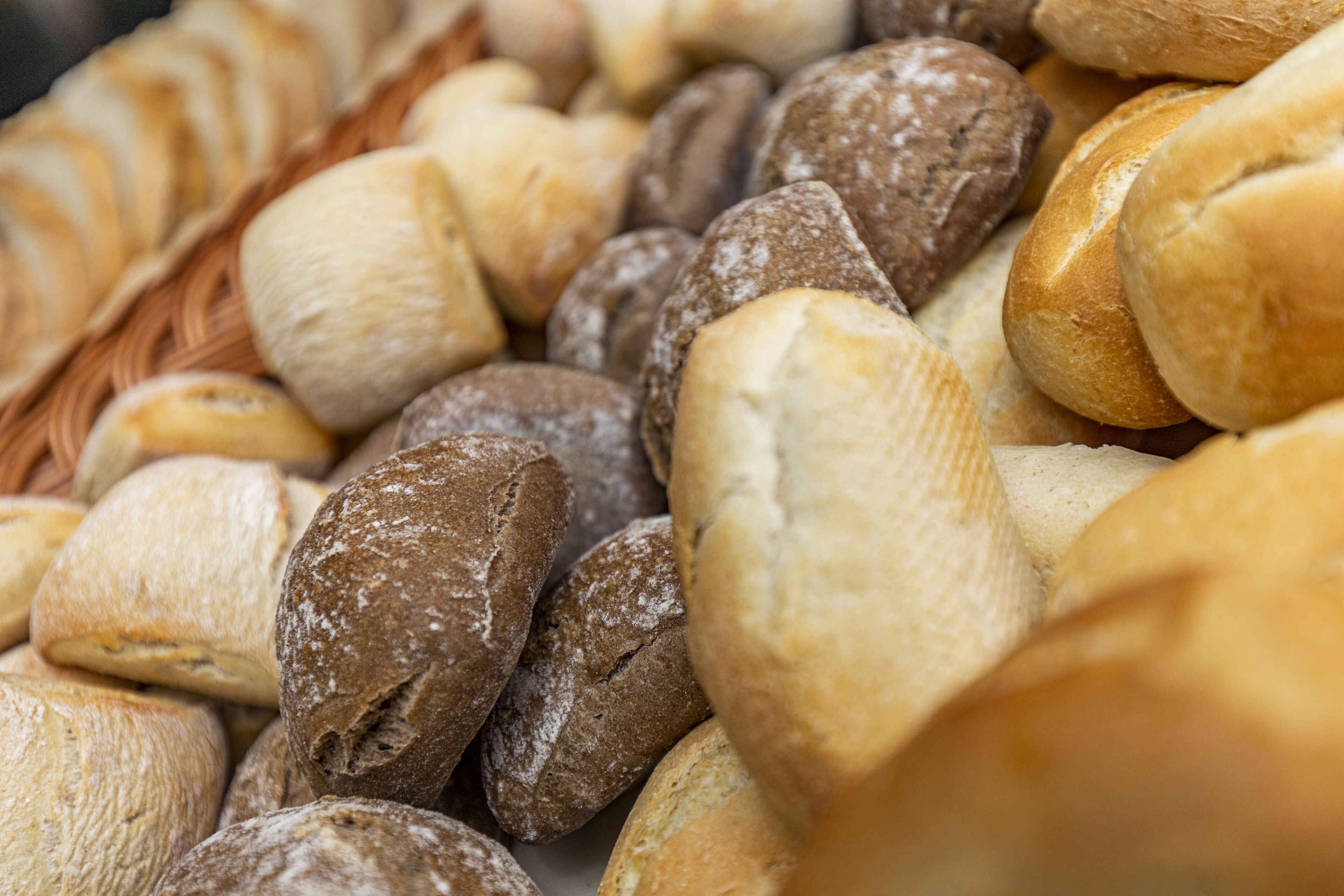 Eine Auswahl an Brot in einer Korb.