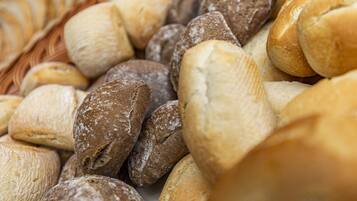 Eine Auswahl an Brot in einer Korb.