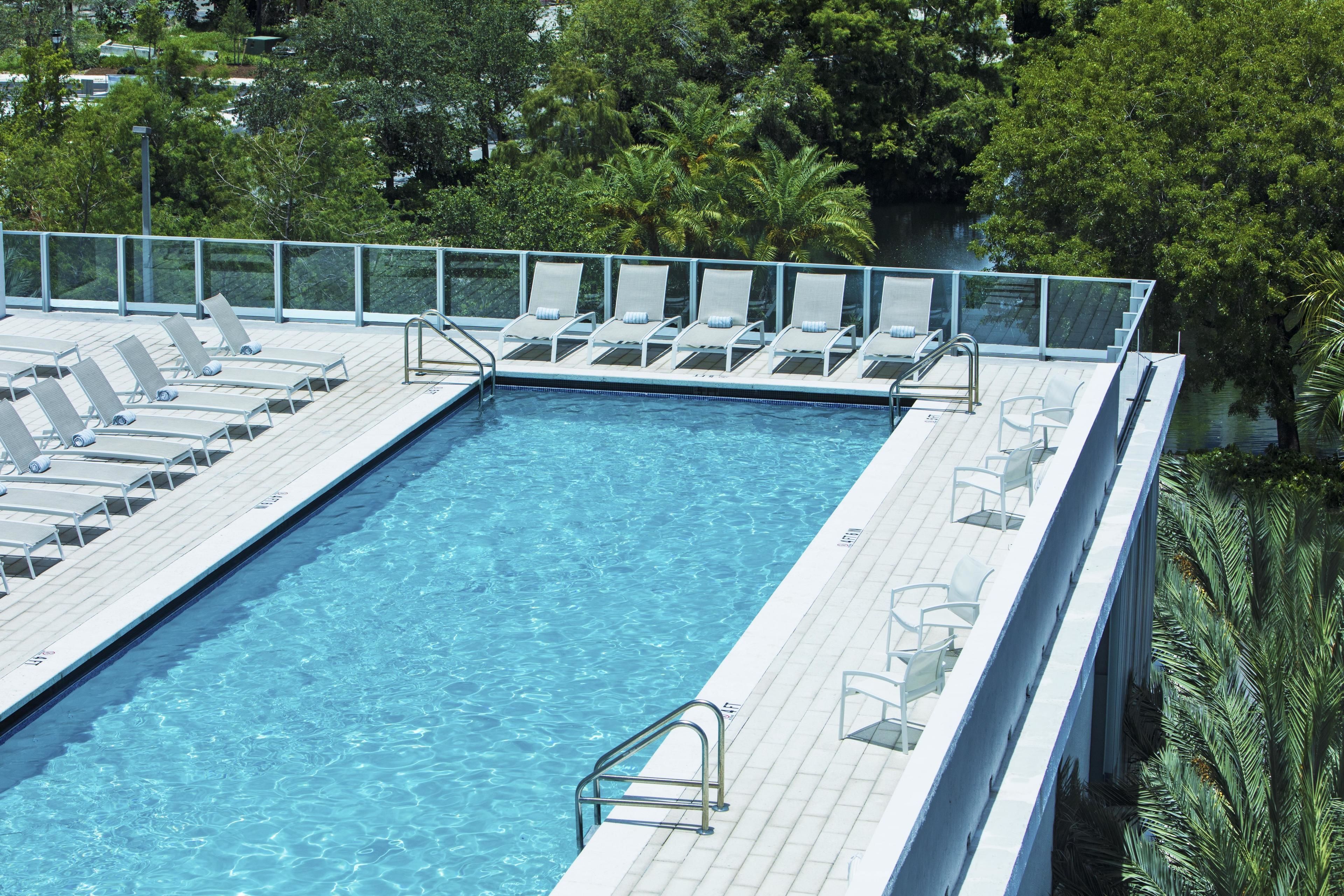 حمّام سباحة خارجي، مقاعد للتشمس