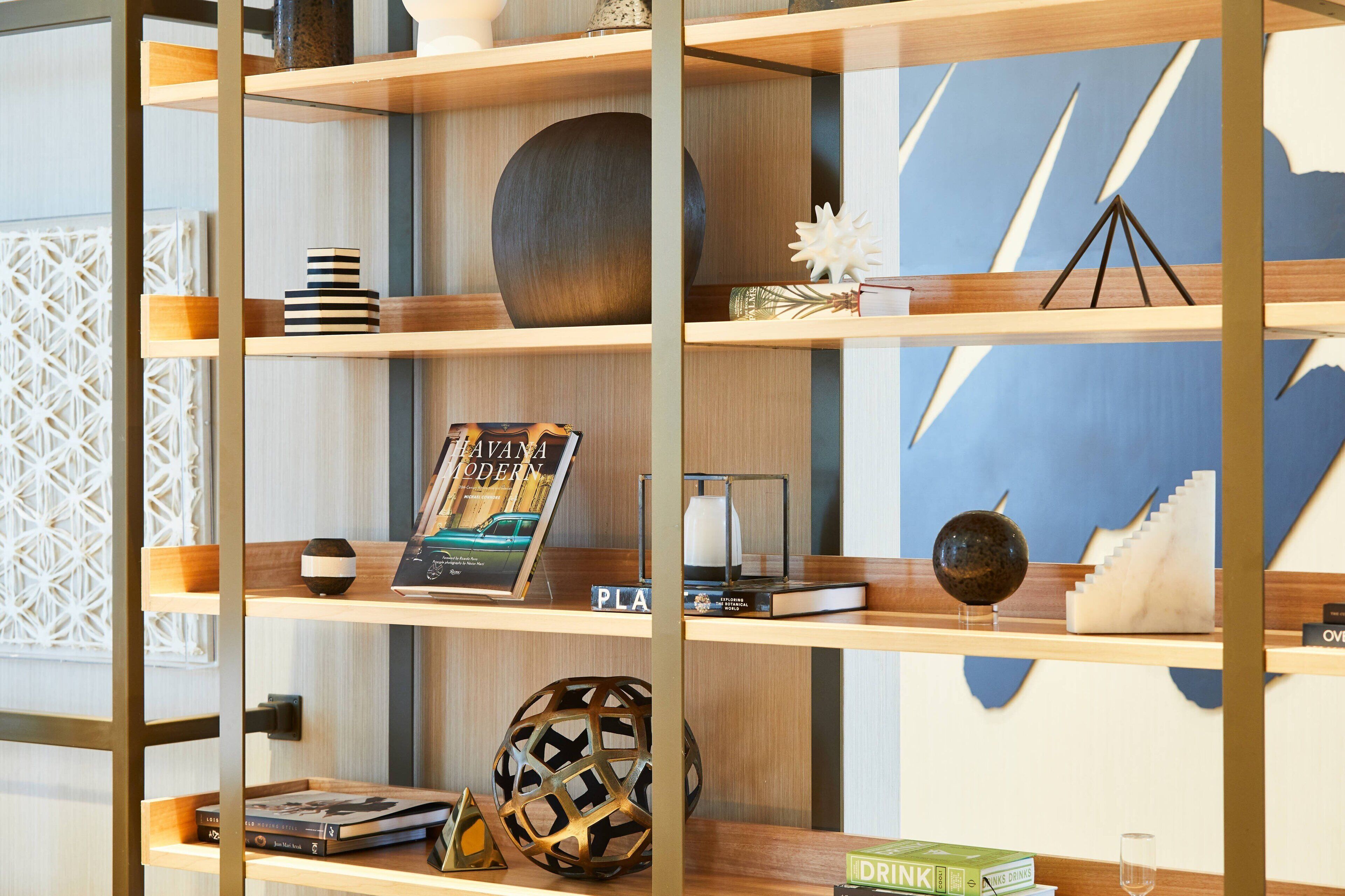 Una estantería de madera con objetos decorativos y libros.