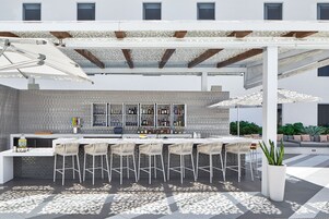 Una piscina al aire libre, tumbonas