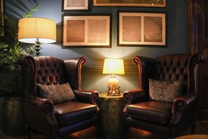 Flat-screen TV - Parc Le Breos House (Swansea)