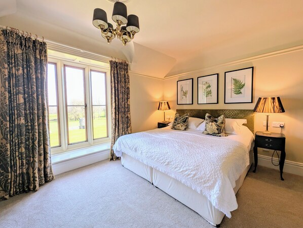 Chambre Deluxe | Décor unique, ameublement unique, fer et planche à repasser