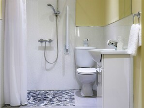 Twin Room | Bathroom