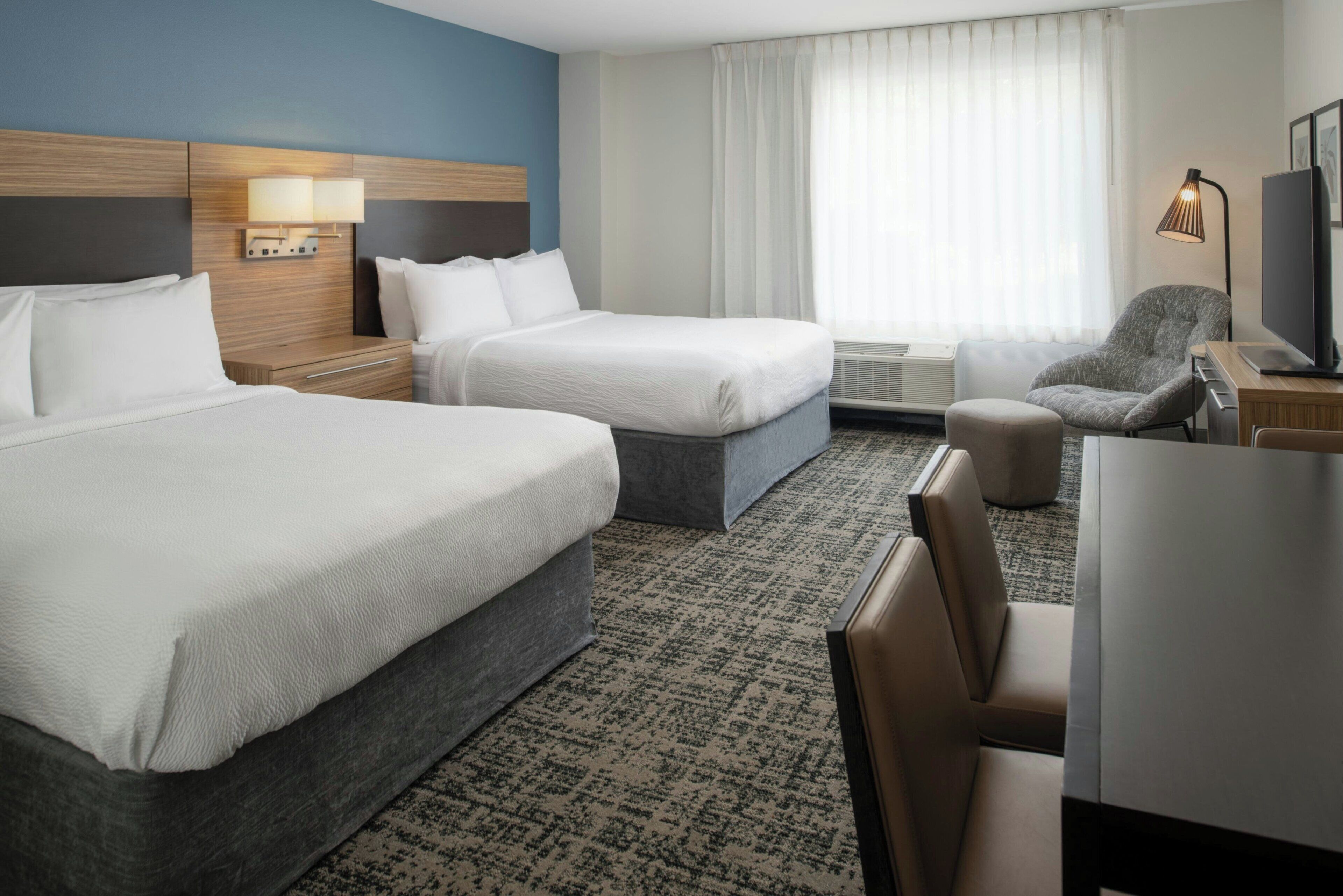 Luxe beddengoed, een kluis op de kamer, een laptopwerkplek