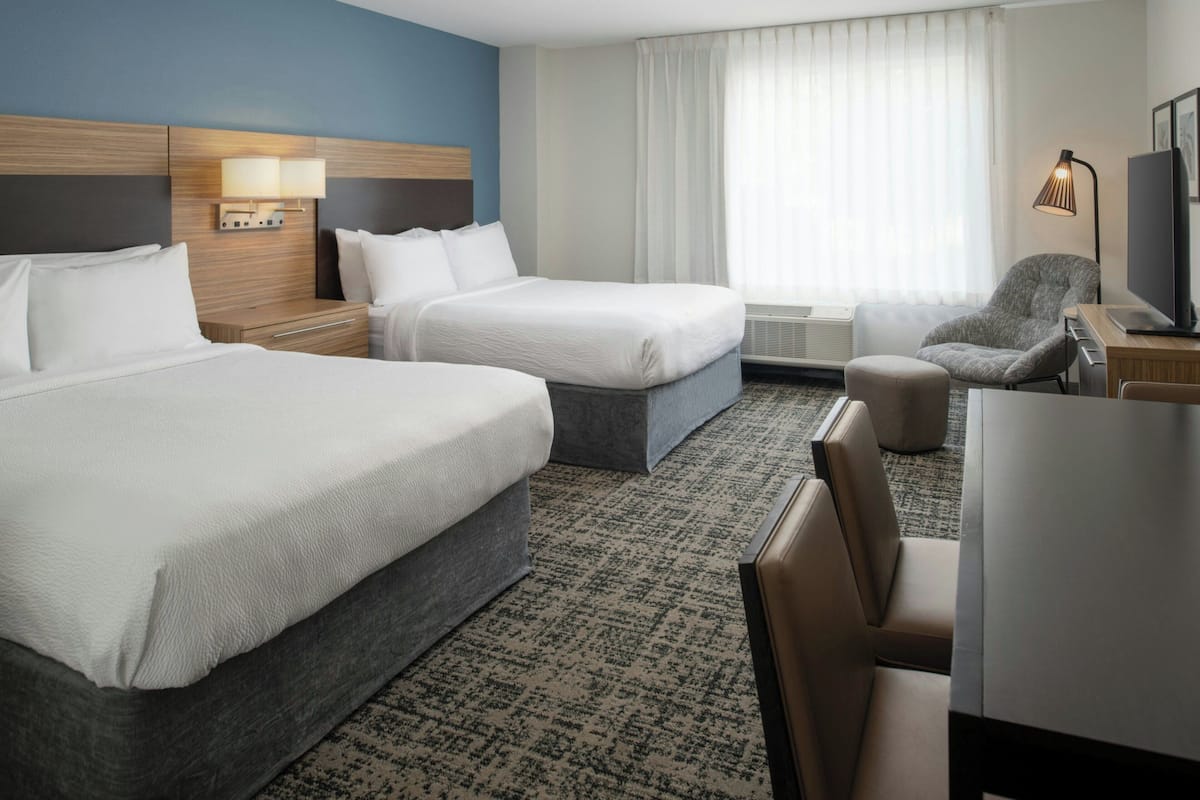 Studio, 2 queensize-senger | Sengetøy av topp kvalitet, safe på rommet og skrivebord for bærbar PC