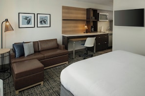 Premium bedding, in-room safe, laptop workspace, iron/ironing board