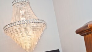 Eine Treppe mit einem hölzernen Geländer und einer Chandelüster.