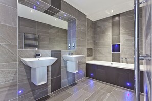 Junior suite | Badkamer | Een douche, gratis toiletartikelen, handdoeken