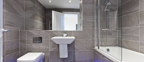 Superior Double Room | Bathroom | Shower, free toiletries, towels