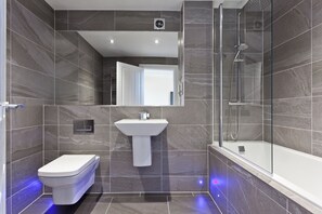 Superior Double Room | Bathroom | Shower, free toiletries, towels - Diamond Lodge Boutique Guest House - Adults Only (Ambleside)