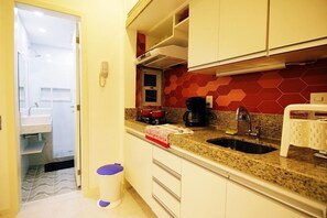 Premium Apartment, 1 Bedroom, City View, Beachside | Private kitchen