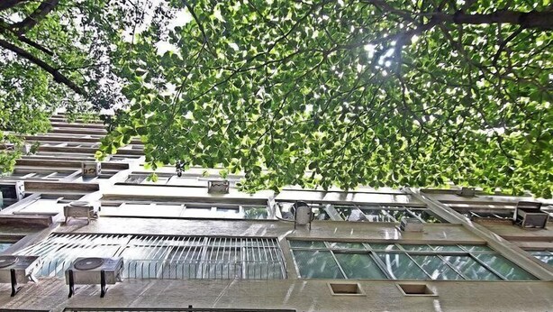 A rooftop terrace with multiple levels, each with a small table and a chair. - Rio Spot Apartments U033 (Rio de Janeiro)