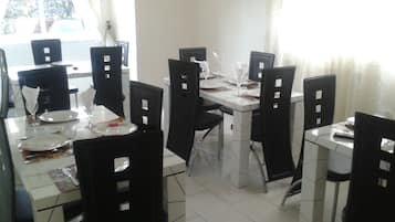 Mittagessen und Abendessen, lokale und internationale KĂŒche