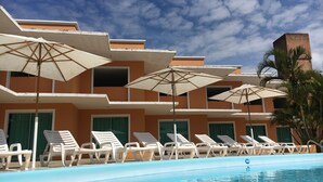 Outdoor pool, pool umbrellas, sun loungers - Costa Allegra Ingleses Residence (Florianópolis)