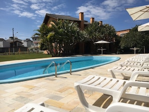 Outdoor pool, pool umbrellas, sun loungers - Costa Allegra Ingleses Residence (Florianópolis)