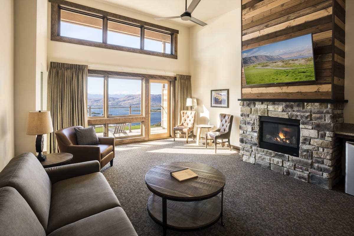 suite, 1 king bed | living area | led tv, fireplace