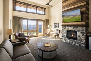 套房, 1 张特大床 | 起居区 | LED 电视、壁炉