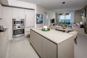 Full-size fridge, microwave, oven, stovetop - Lyfe Resort & Residences (Hollywood)