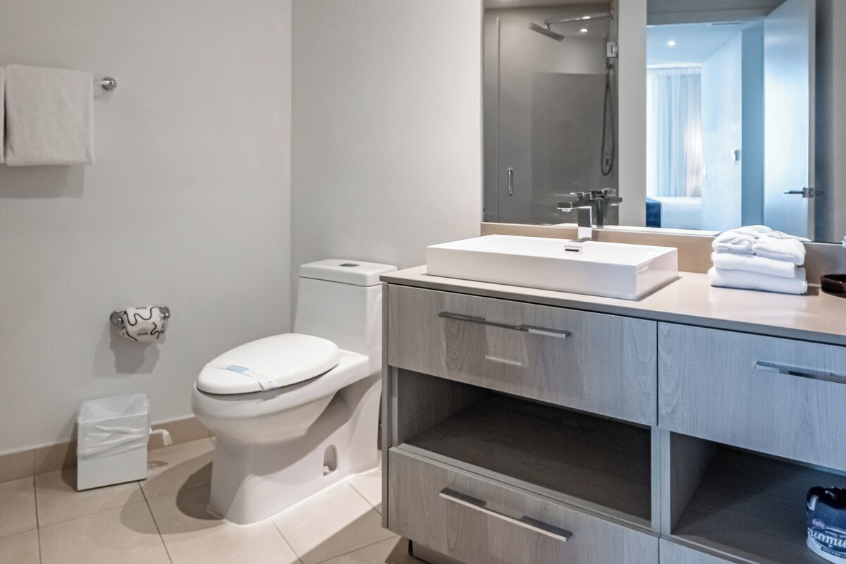 Suite, 2 kamar tidur, tepi laut (King/Full) | Kamar mandi | Shower, perlengkapan mandi gratis, pengering rambut, dan jubah mandi