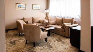 Deluxe-Apartment, 1 Schlafzimmer, mit Bad, Eckzimmer | Hochwertige Bettwaren, Minibar, Zimmersafe, Schreibtisch