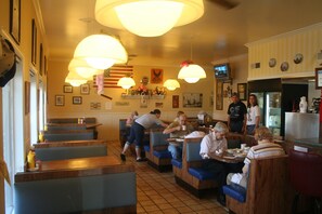 Restaurant - King's Inn (Huntsville)