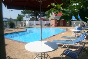 Seasonal outdoor pool - King's Inn (Huntsville)