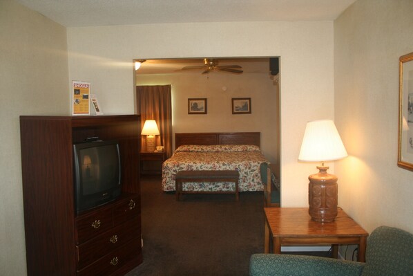 Desk, free WiFi - King's Inn (Huntsville)