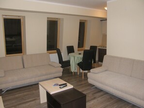 Studio | Living area | Flat-screen TV