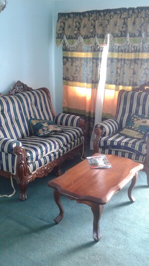 Suite | Living room | Flat-screen TV - Kangle Plaza Hotel (Bamenda)