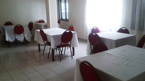 Se sirven almuerzos y cenas, cocina local e internacional
