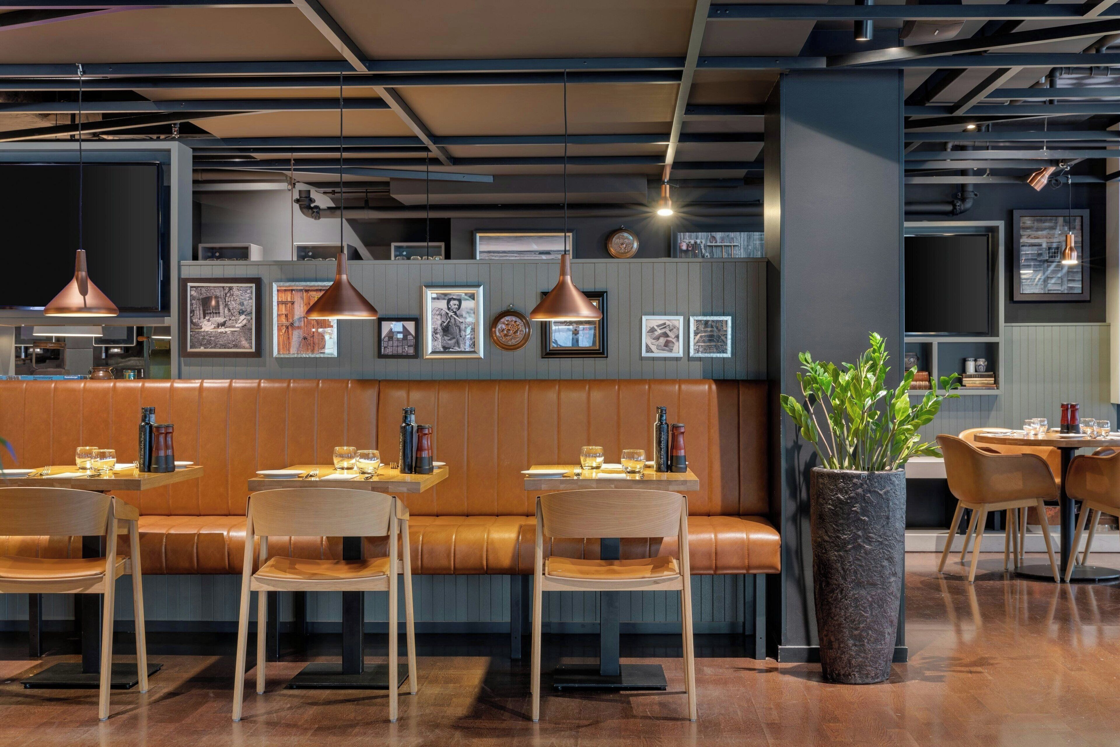 lunch and dinner served, international cuisine