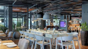 Déjeuner et dßner servis sur place, spécialités Cuisine internationale