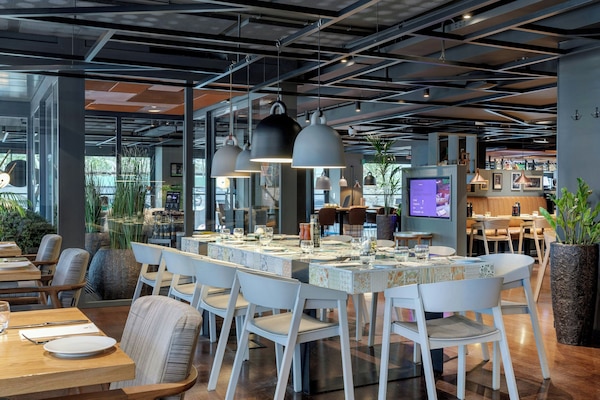 Serveert lunch en diner, internationale gerechten