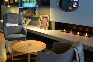 供应午餐和晚餐，国际美食