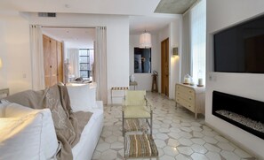 Signature Suite King | Minibar, värdeförvaringsskåp på rummet och skrivbord