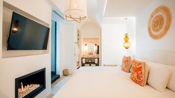 Suite King With Bathtub | Minibar, in-room safe, desk, blackout curtains