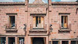 Un edificio histórico con entrada central, balcones y un símbolo de la estrella de David.
