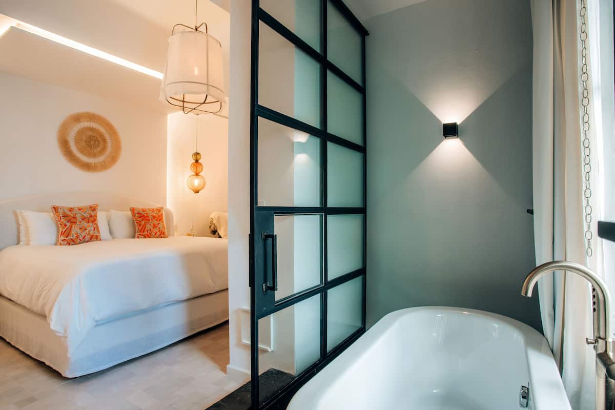 suite king with bathtub | bathroom | shower, free toiletries, bathrobes, slippers