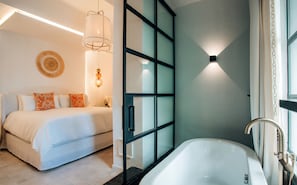 Suite King With Bathtub | Phòng tắm | Buồng tắm vòi sen, đồ dùng nhà tắm miễn phí, áo choàng tắm 