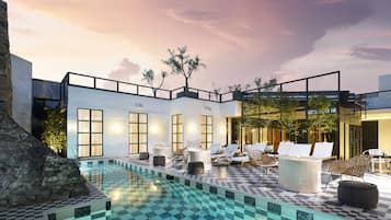 Una piscina al aire libre